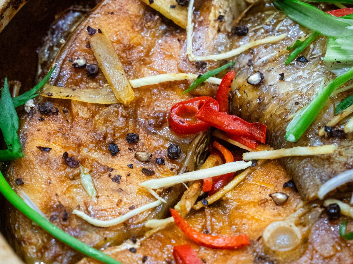 Ca kho to, Vietnamese caramelised fish braised in a clay pot with chilli and spring onion