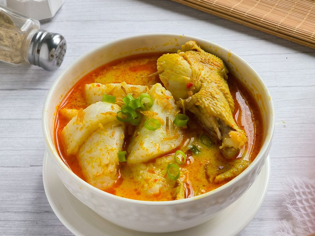 Kaliya, Yakan chicken cooked with turmeric and coconut in a deep golden sauce
